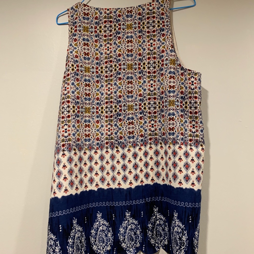 Sleeveless tank with scalloped bottom